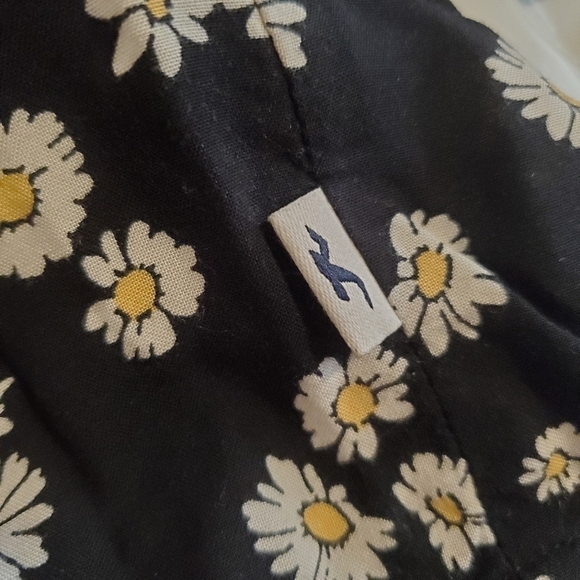Hollister Cropped Button Up Shirt XS/S Black Tie Front Floral Festival Daisy‎ - Picture 9 of 10